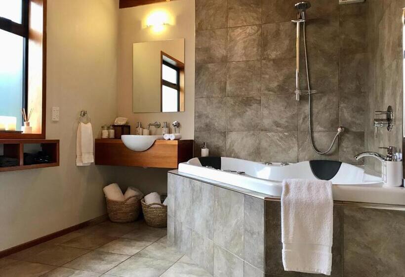 بانگلوی استاندارد, Adrift In Golden Bay  Absolute Beachfront Villas