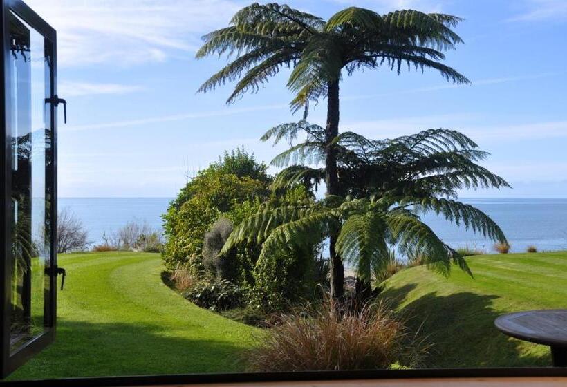 بانگلوی لوکس, Adrift In Golden Bay  Absolute Beachfront Villas