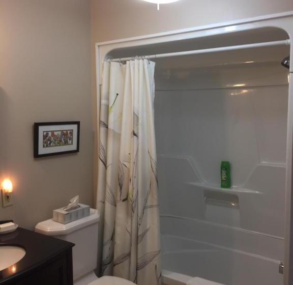 سوئیت با تخت بزرگ, Sir Isaac Brock B&b Luxury Suites