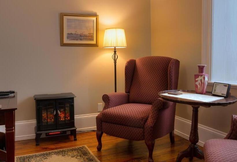 سوییت, Sir Isaac Brock B&b Luxury Suites