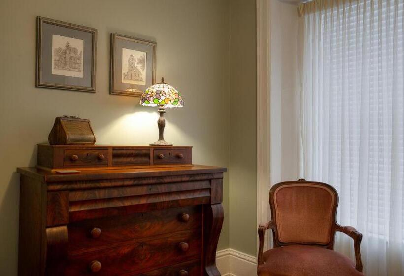 سوییت, Sir Isaac Brock B&b Luxury Suites