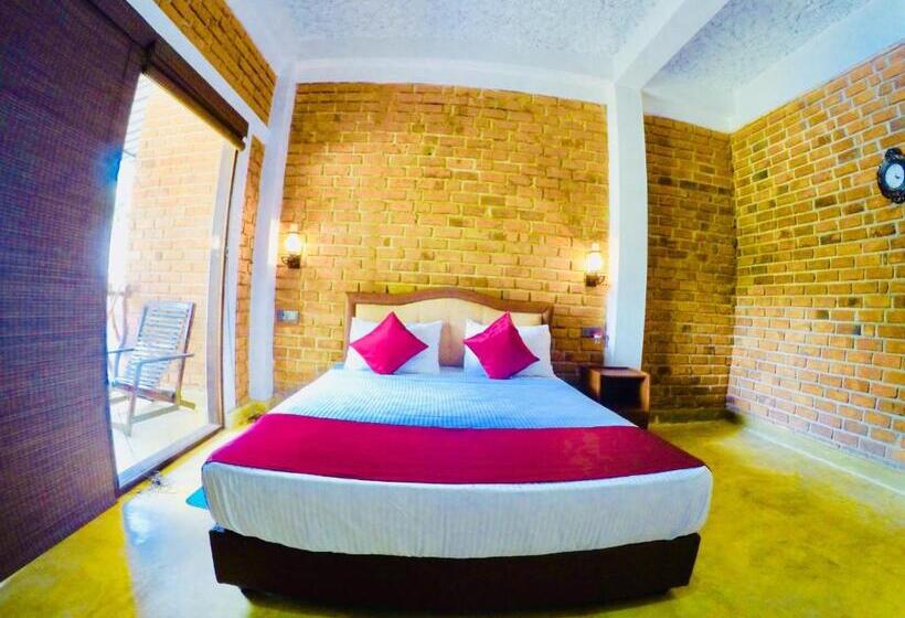 اتاق استاندارد با چشم‌انداز استخر, Airport Resort