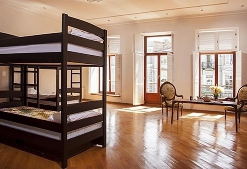 تختخواب در اتاق مشترک, Esther House Hotel Museum