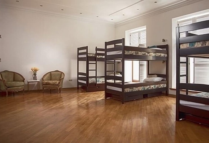 تختخواب در اتاق مشترک, Esther House Hotel Museum