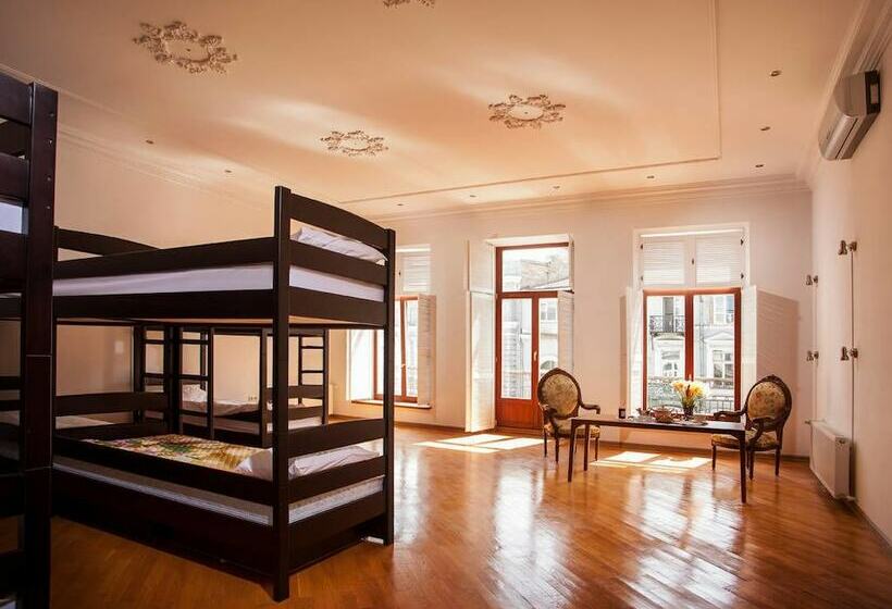 تختخواب در اتاق مشترک, Esther House Hotel Museum