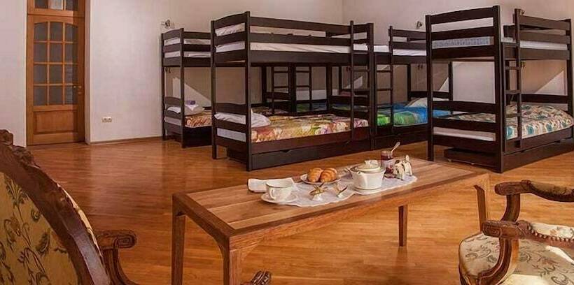 تختخواب در اتاق مشترک, Esther House Hotel Museum