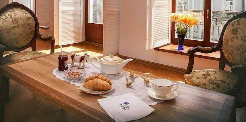 تختخواب در اتاق مشترک, Esther House Hotel Museum