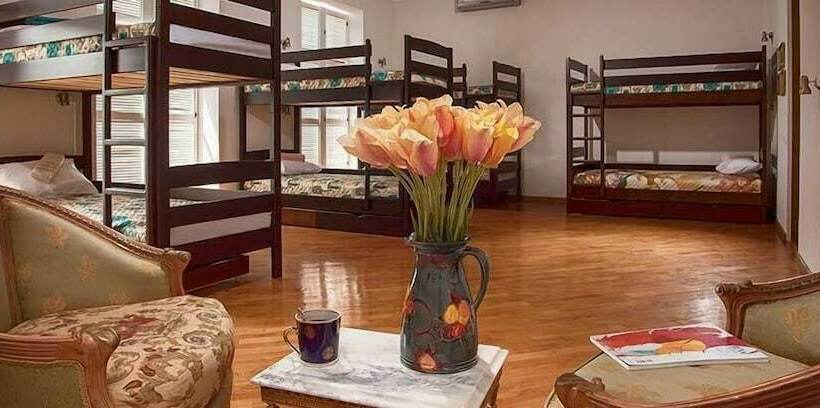 تختخواب در اتاق مشترک, Esther House Hotel Museum