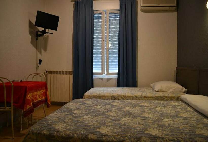 اتاق خانوادگی با چشم‌انداز دریا, L Hotel Du Port