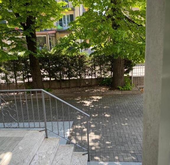 اتاق استاندارد با بالکن و چشم‌انداز باغ, Baia Dei Pini