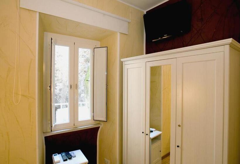 اتاق اکونومی, B&b In Piazza