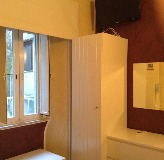اتاق اکونومی, B&b In Piazza