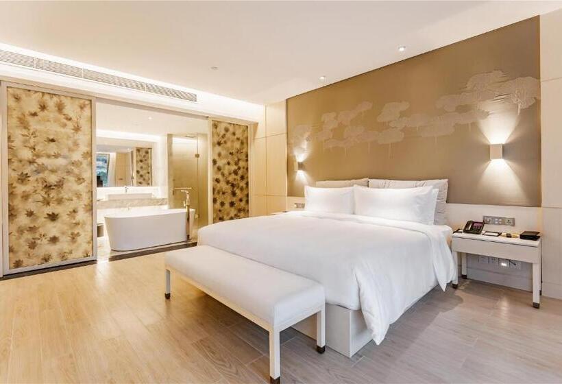 اتاق لوکس با چشم‌انداز دریاچه, Palace Resort Yalong Bay Sanya