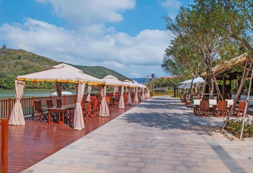اتاق لوکس با چشم‌انداز دریاچه, Palace Resort Yalong Bay Sanya