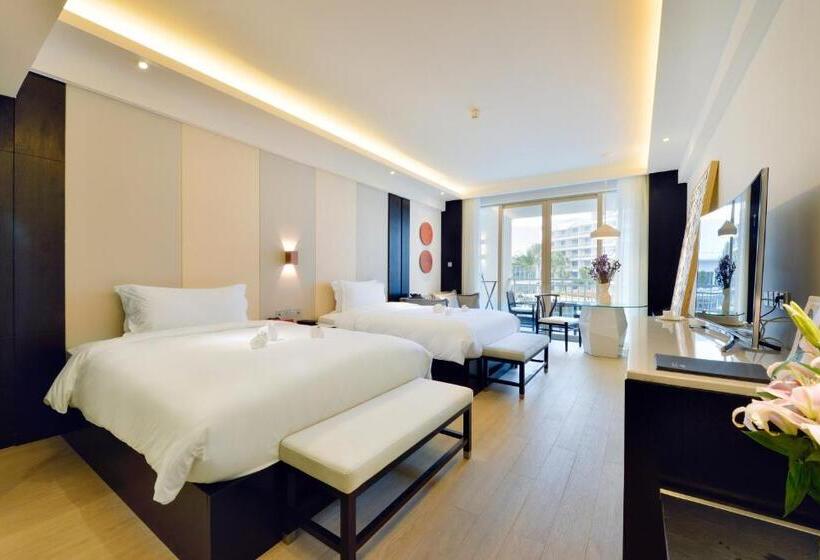 اتاق استاندارد با چشم‌انداز استخر, Palace Resort Yalong Bay Sanya