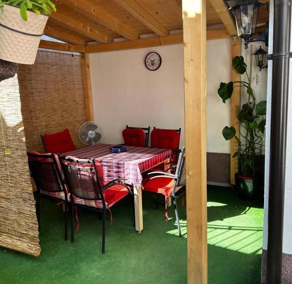 اتاق استاندارد سه نفره, Guest House Nana