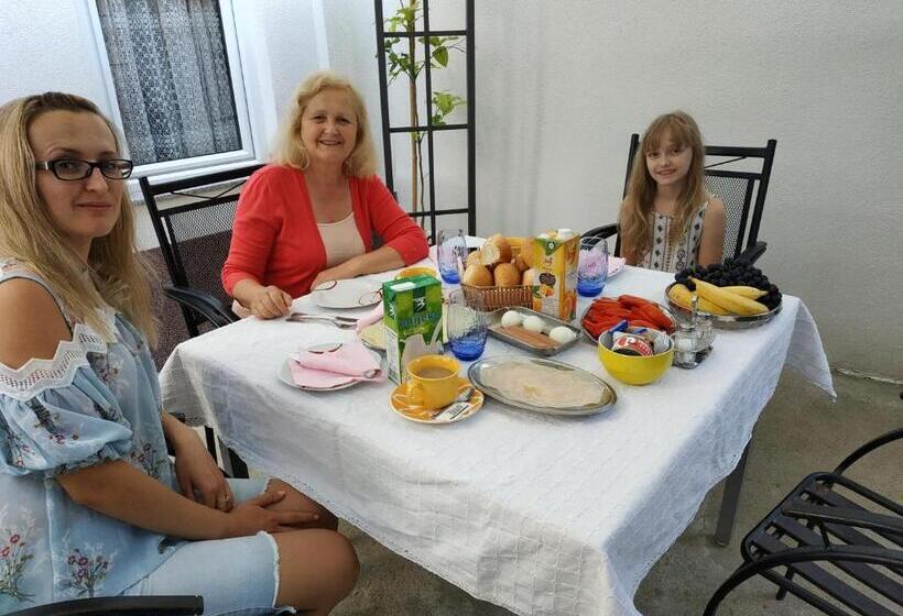 استودیو خانوادگی, Guest House Nana