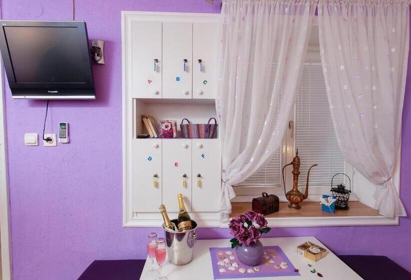 تختخواب در اتاق مشترک, Hostel Mirror
