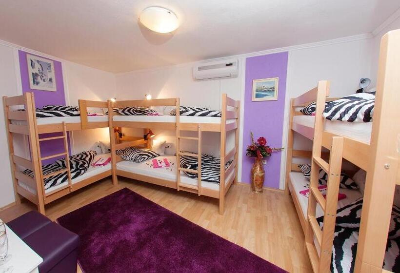 تختخواب در اتاق مشترک, Hostel Mirror