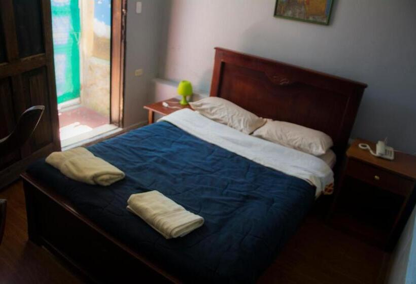 اتاق اکونومی, Blue House Youth Hostel