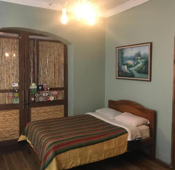 اتاق چهار تخته با دستشویی مشترک, Blue House Youth Hostel