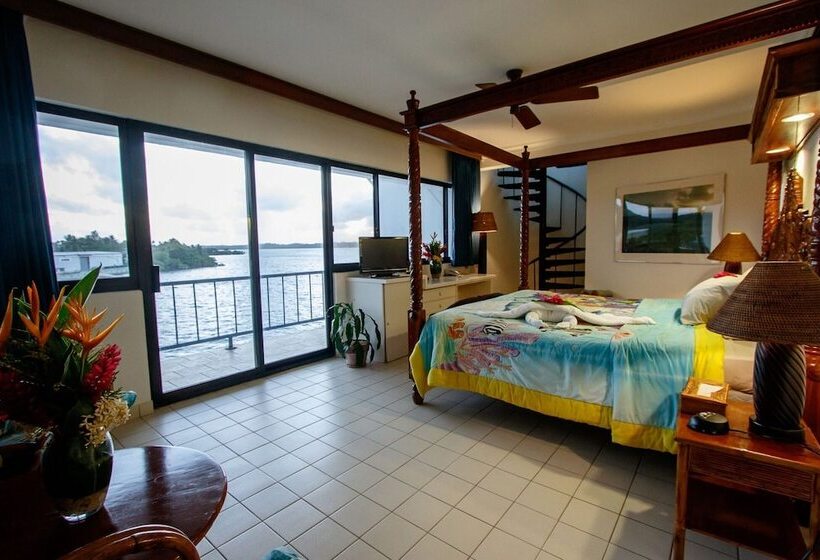 اتاق لوکس با چشم‌انداز دریا, Manta Ray Bay Resort