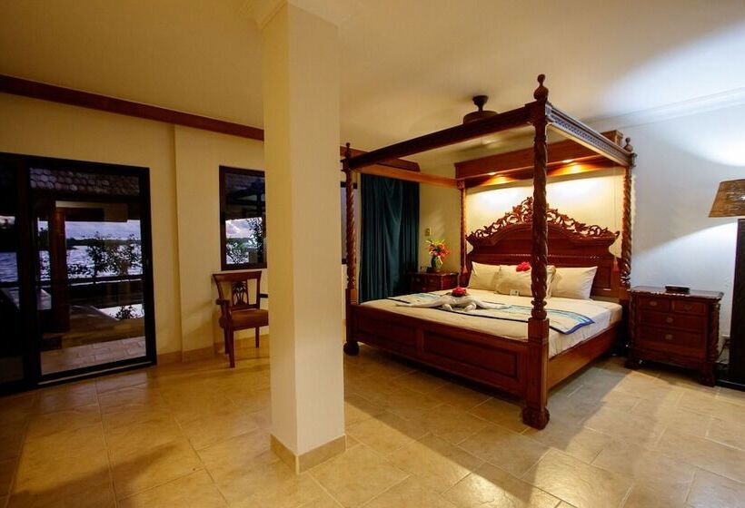 اتاق لوکس با چشم‌انداز دریا, Manta Ray Bay Resort