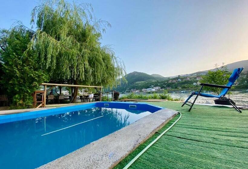 اتاق خانوادگی, Apartmani I Sobe Okuka