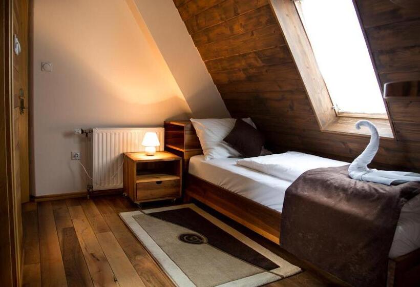 اتاق ساده سه‌ نفره, Motel Babino Brdo