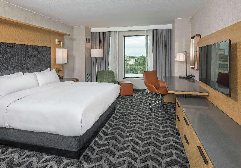 اتاق استاندارد با تخت بزرگ, Hilton Des Moines Downtown