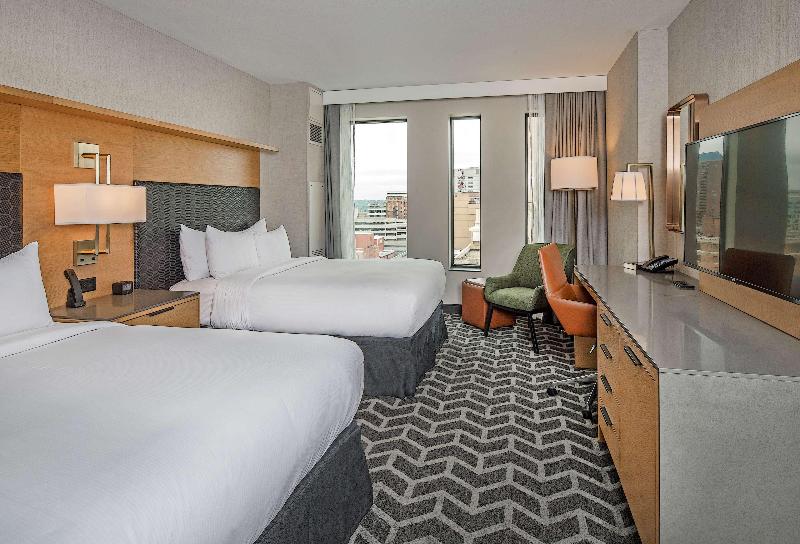 اتاق استاندارد با تخت دو نفره بزرگ, Hilton Des Moines Downtown