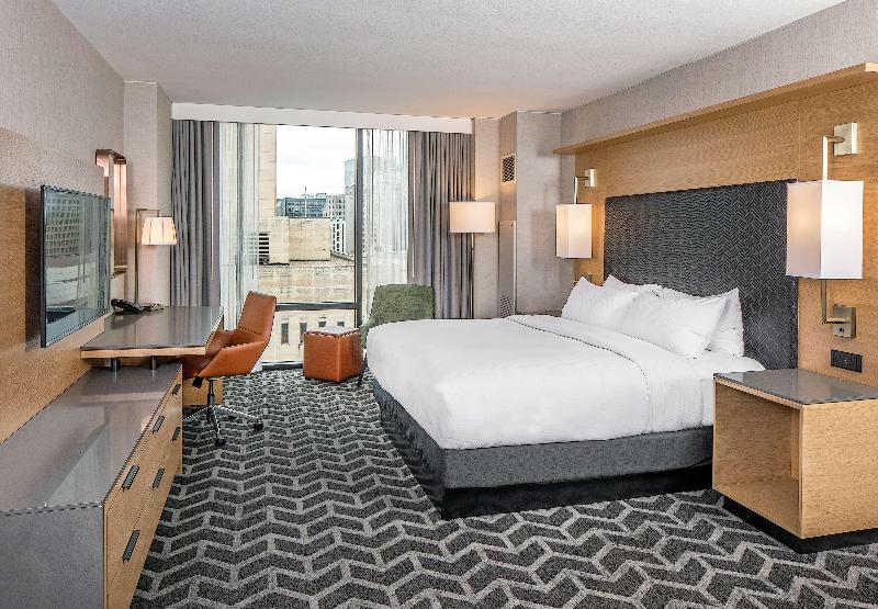 اتاق لوکس با تخت بزرگ, Hilton Des Moines Downtown