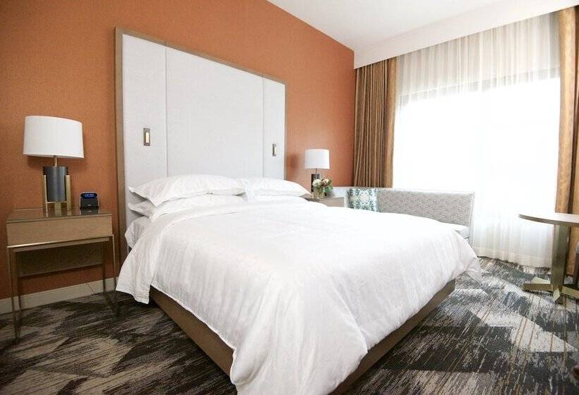 سوییت با چشم‌انداز کوه, Sheraton Redding Hotel At The Sundial Bridge