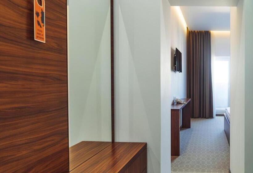 اتاق استاندارد با بالکن و چشم‌انداز دریا, Sky Inn Batumi