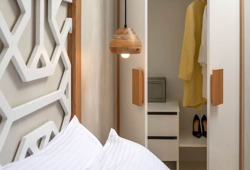 استودیوی لوکس, Apollo Apartments