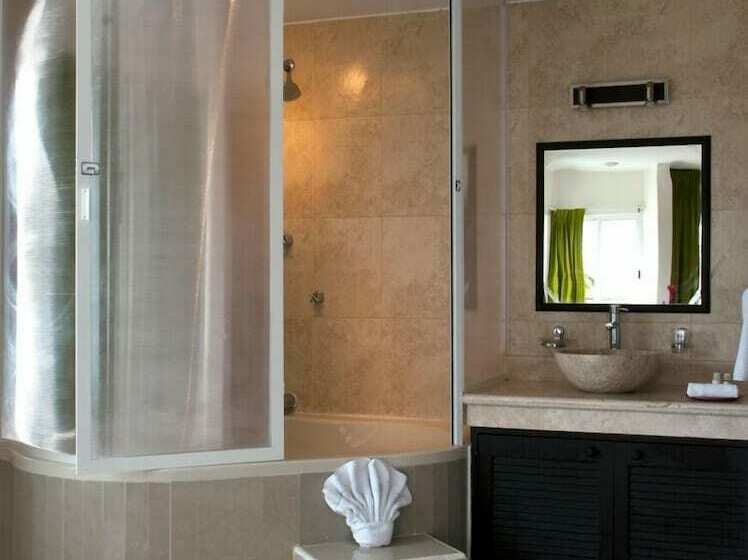 اتاق استاندارد, Kay Adults Only