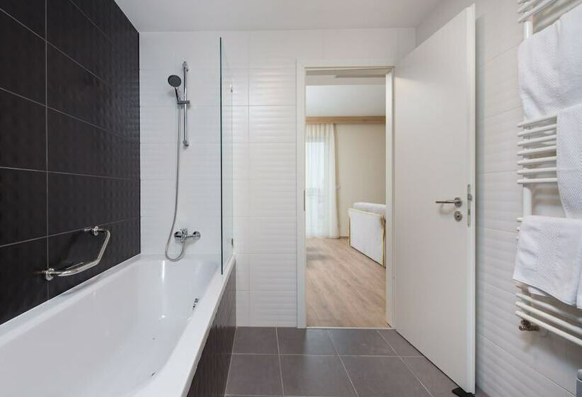 اتاق سوپریور با تخت بزرگ, Akeah Verdi Budapest