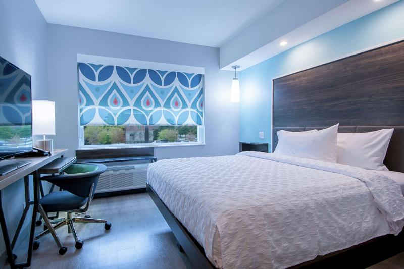 اتاق استاندارد با تخت بزرگ برای معلولان, Holiday Inn Express & Suites   Brantford, An Ihg
