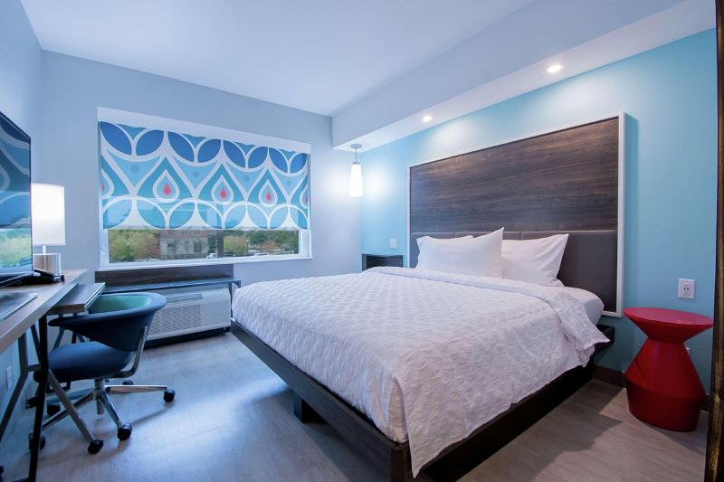 اتاق استاندارد با تخت بزرگ برای معلولان, Holiday Inn Express & Suites   Brantford, An Ihg