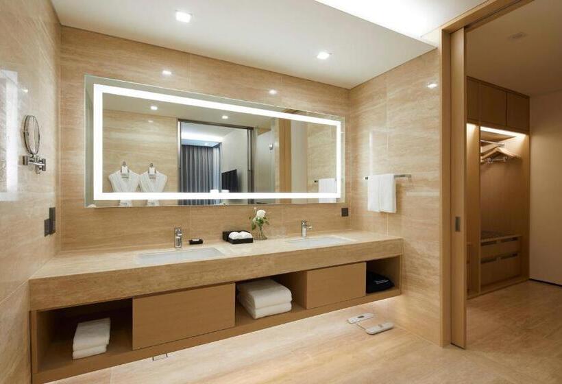 Deluxe Suite King Bed, Marriott Jeju Shinhwa World