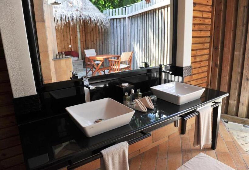 ویلای 1 خوابه, Komandoo Island Resort & Spa