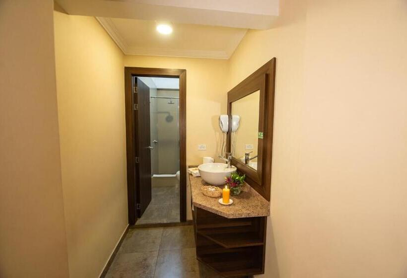 اتاق لوکس سه تخته, Quindeloma Art Hotel And Gallery