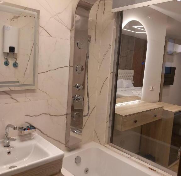اتاق استاندارد با تخت بزرگ, Pyramids Enigma Grand Lodge