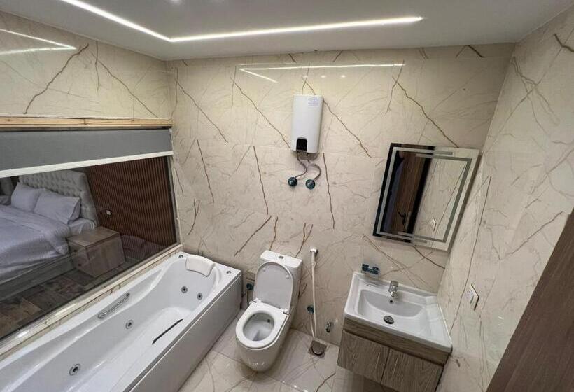 اتاق خانوادگی با چشم‌انداز کوه, Pyramids Enigma Grand Lodge