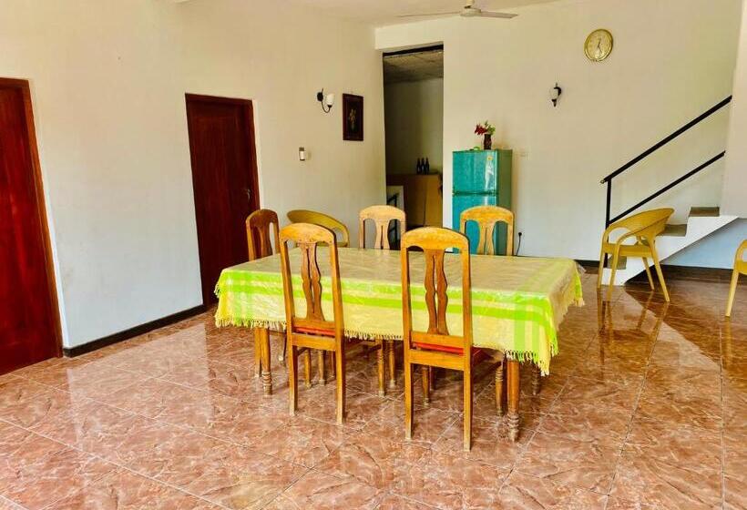 تختخواب در اتاق مشترک, Hamba Hostel For Safari