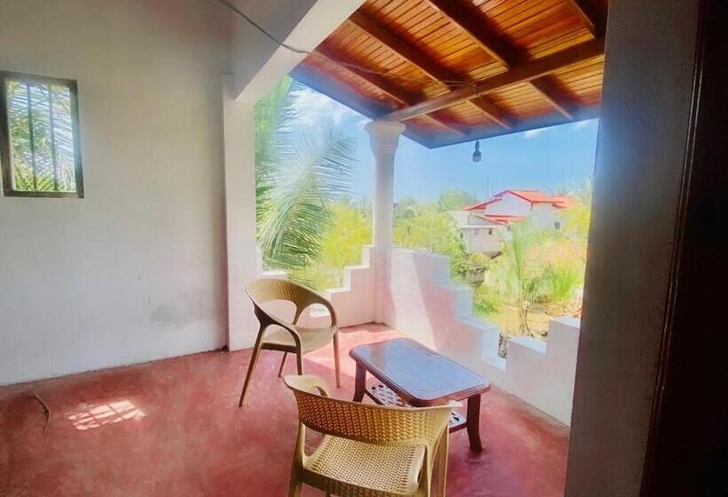 تختخواب در اتاق مشترک, Hamba Hostel For Safari
