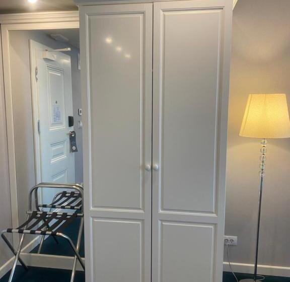 اتاق لوکس با بالکن و چشم‌انداز دریا, Residence Promenade