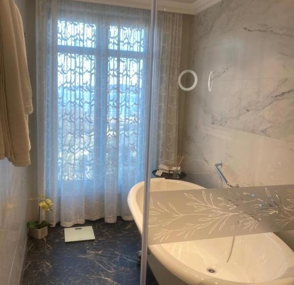 اتاق لوکس با بالکن و چشم‌انداز دریا, Residence Promenade