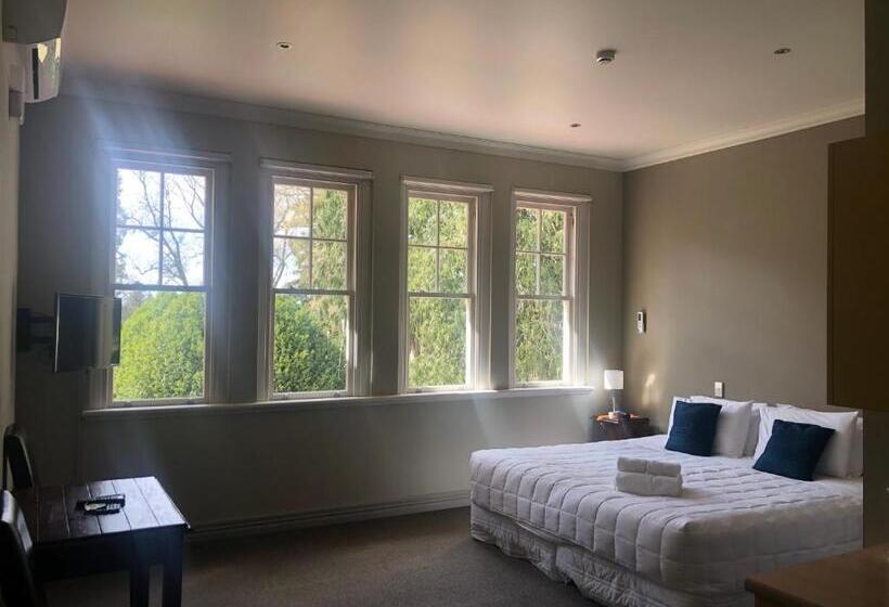استودیوی لوکس, Teschemakers Resort