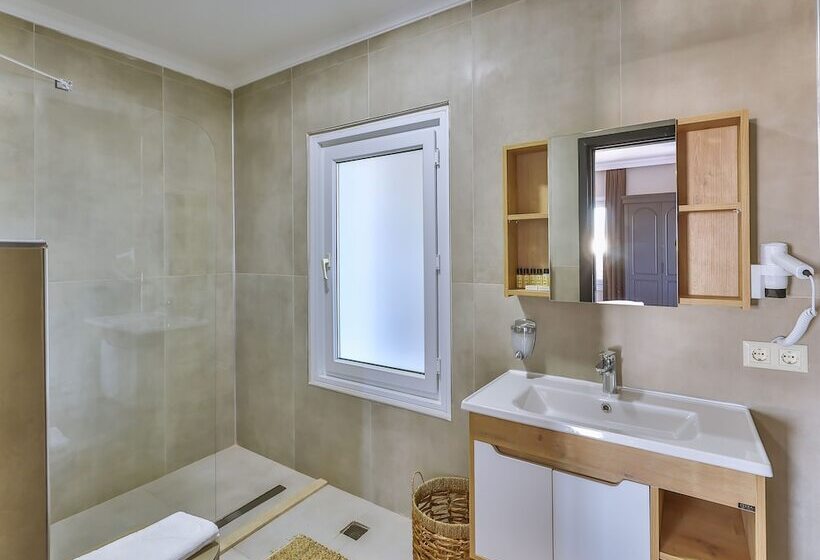 اتاق لوکس با چشم‌انداز دریا, Hill House Adult Only